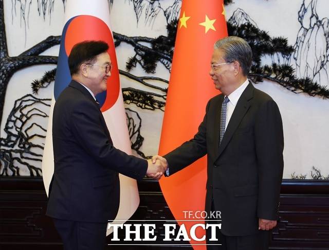 우원식 국회의장이 4일 중국 베이징 인민대회당에서 자오 러지 전국인민대표대회 상무위원장을 만나 악수를 나누고 있다. /국회의장실 제공