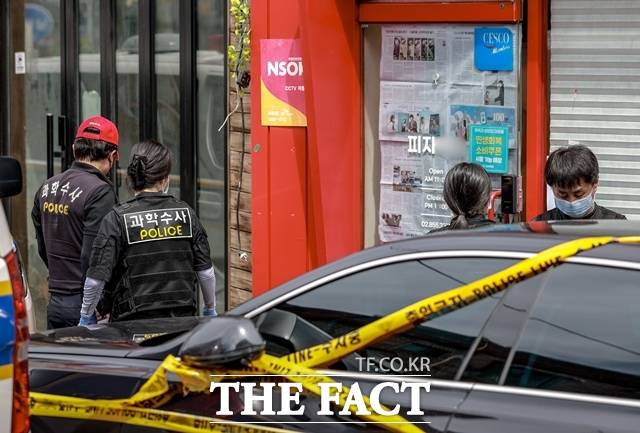 서울 관악구 조원동의 피자가게 가맹점주 A(41) 씨가 휘두른 흉기에 숨진 인테리어 업자 부녀가 해당 프랜차이즈 가맹점 공사를 도맡아 온 것으로 드러났다. 4일 <더팩트> 취재를 종합하면 프랜차이즈 본사가 소개한 B(60) 씨와 그의 딸 C(32) 씨의 인테리어 업체에서 공사를 한 가맹점은 수도권 7곳, 충청권 1곳 등 최소 8곳 이상인 것으로 집계됐다. 모두 본사 직원의 소개로 B 씨 부녀의 업체를 선택했다고 입을 모았다. /뉴시스