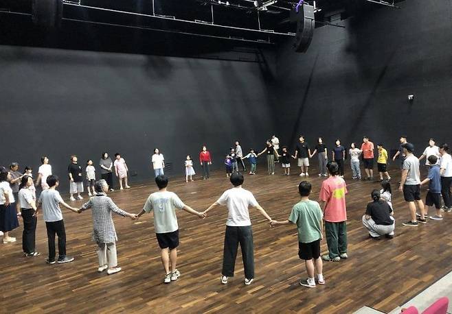 국립현대미술관에서 진행한 '반짝/번쩍' 교육 프로그램 활동 모습 국립현대미술관