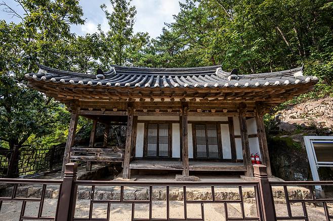 괴산 화양구곡 암서재. 마루 한 칸, 방 두 칸 기와집이다. /영상미디어 이신영 기자