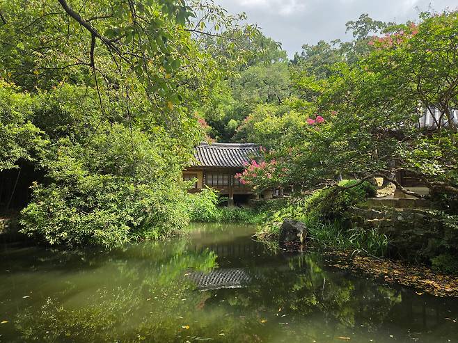 송시열이 만년에 지은 기와집 남간정사. 대전 동구 우암사적공원 내에 있다.