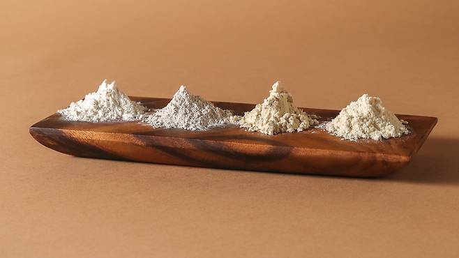 고프로틴 단백질빵의 재료. 우측부터 국내산 쌀가루, 호밀가루, 분리대두단백질, 분리유청단백질. /잇츠굿