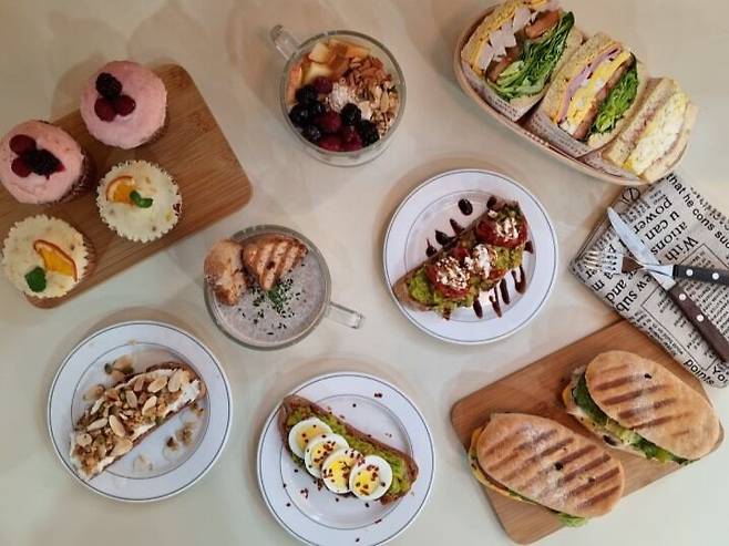 고프로틴 빵으로 만든 샌드위치들. 캄파뉴, 치아바타 등의 식사대용 빵이라 샌드위치에 적합하다. /잇츠굿