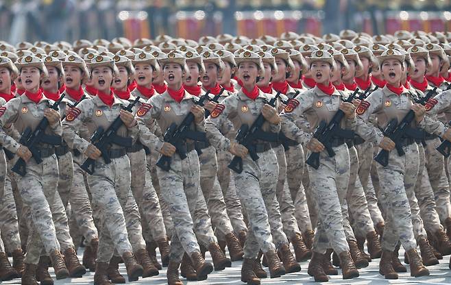 3일 중국 베이징 천안문 광장에서 열린 중국 전승절 80주년 기념 열병식에서 민병대대 여군이 행진하고 있다. /신화 연합뉴스