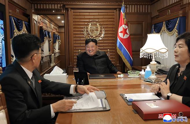 지난 1일 김정일이 전용 열차 내 마련된 집무실에서 회의를 하는 모습이 공개됐다. /조선중앙통신 연합뉴스