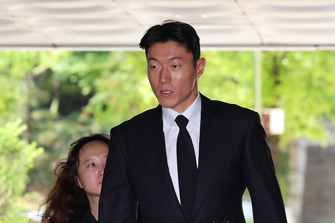 축구선수 황의조가 4일 오후 서울 서초구 서울중앙지방법원에서 열린 불법촬영 등 혐의 항소심 선고기일에 출석하고 있다. /뉴시스