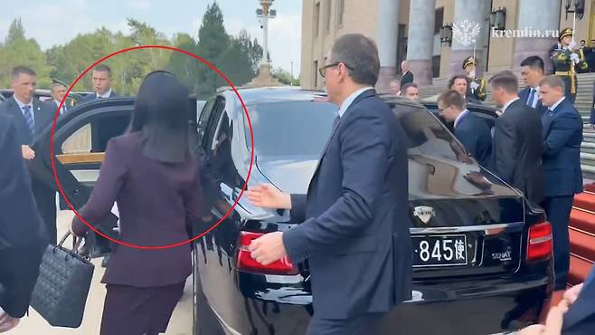 김여정 노동당 부부장이 3일 김 위원장이 블라디미르 푸틴 러시아 대통령과 별도 회담을 위해 푸틴 대통령의 전용 리무진 '아우루스'에 탑승할 때 차량에 함께 타고 있다. 김여정이 든 가방은 프랑스 명품 브랜드 '크리스찬 디올' 제품으로 추정된다. /크렘린궁 홈페이지