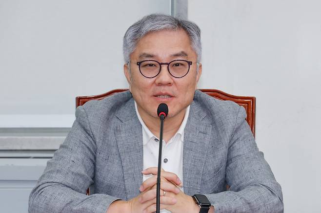 더불어민주당 교육연수원장에 임명된 최강욱 전 의원이 8월 22일 오전 서울 여의도 국회에서 열린 최고위원회의에 참석해 인사말을 하고 있다./뉴스1