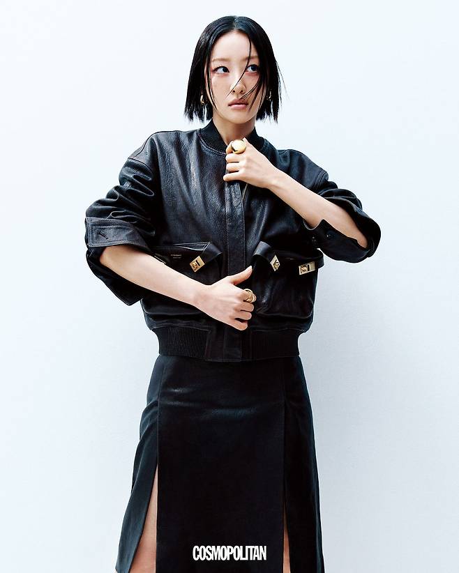 레더 재킷, 스커트 모두 Ferragamo. 귀고리 Judy And Paul. 오른손 반지 Novice Tokyo. 왼손 반지 스타일리스트 소장품.