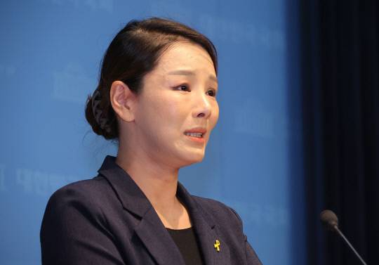 조국혁신당 강미정 대변인이 4일 서울 여의도 국회 소통관에서 당내 성비위 의혹과 관련한 탈당 기자회견을 하고 있다. 연합뉴스