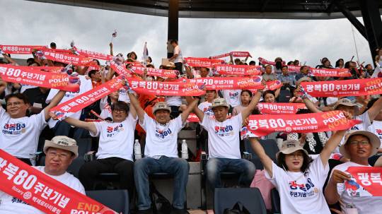 백제로타리클럽은 지난 3일 대전광역시 중구청, 한화이글스와 함께 독립유공자·6·25 참전용사·국가유공자 및 가족 50여 명을 초청해 대전 한화생명 볼파크에서 프로야구 관람 봉사활동을 진행했다. 백제로타리크럽 제공