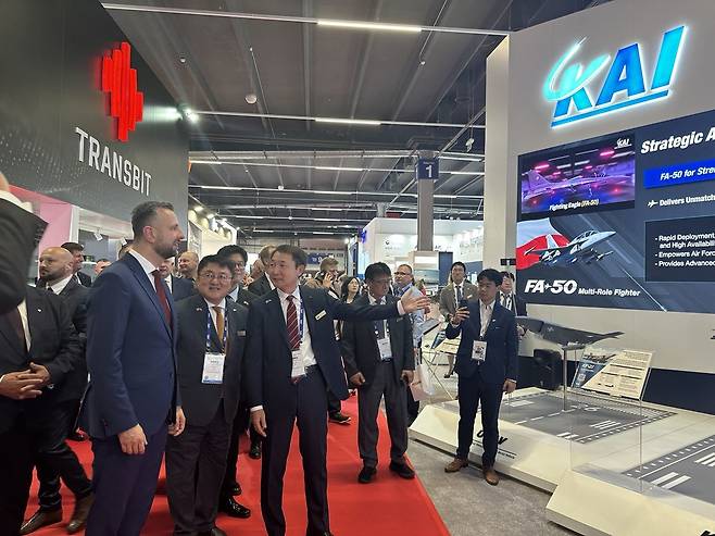 폴란드 키엘체에서 열리는 국제방위산업전시회(MSPO)에 국내 방산기업들이 대거 참가해 동유럽 시장 진출을 노리고 있다. 위쪽 사진부터 한화 방산 계열사 통합 부스와 현대위아, 한국항공우주산업(KAI)의 홍보 부스. 각 기업 제공