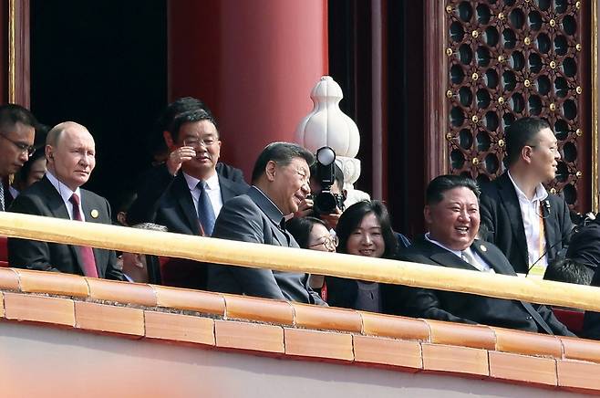 북한 노동당 기관지 노동신문은 3일 김정은 당 총비서가 중국인민항일전쟁 및 세계반파쇼전쟁승리(전승절) 80돌(주년) 기념행사에 참석한 사실을 4일 보도했다.  (평양 노동신문=뉴스1)