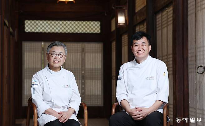 ‘한국의집’의 조희숙(왼쪽), 김도섭 셰프(오른쪽)는 “점차 사라져가는 전통 한식을 지키기 위해 다양한 재료를 받아들이되 한국적인 맛과 조리법에선 벗어나지 않고자 노력한다”고 말했다. 오른쪽 사진은 지난해 여름 한국의집이 궁중 보양식을 현대적으로 재해석해 선보인 어채(魚菜), 착면(着麵) 등 한식 요리 상차림.신원건 기자 laputa@donga.com·국가유산진흥원 제공