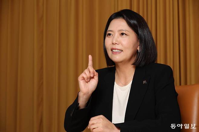 3일 서울 종로구 한국맥도날드 본사에서 만난 김기원 대표는 “맥도날드는 글로벌 브랜드지만 한국맥도날드는 한국 기업이라고 생각한다”면서 “다양한 사회공헌 활동을 통해 한국 사회에 기여하는 기업이 되겠다”고 말했다. 김 대표는 또 “지방의 훌륭한 식재료를 활용한 ‘한국의 맛’ 프로젝트를 계속 이어가겠다”며 “이를 통해 익산 고구마, 창녕 마늘 등이 해외로 수출될 수도 있다”고 했다. 전영한 기자 scoopjyh@donga.com