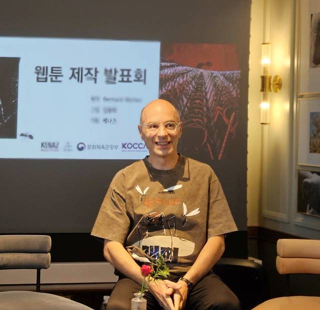 서울 강남구 크레센도서울호텔에서 열린 웹툰 ‘개미’ 제작발표회에서 소설가 베르나르 베르베르가 인사하고 있다. 김나인 기자