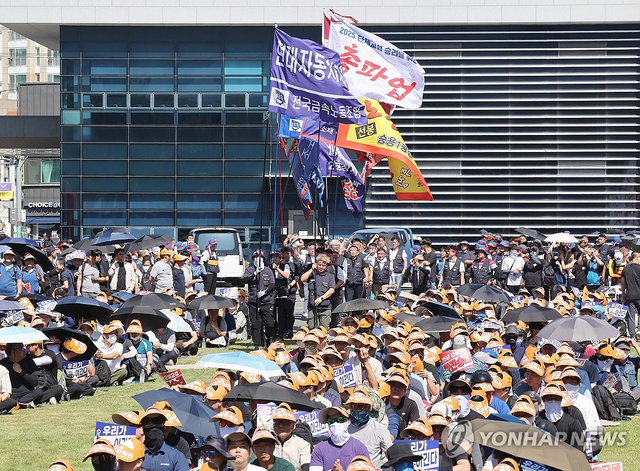 지난 3일 울산시 북구 현대자동차 울산공장 본관 앞에서 현대차 노조의 총파업 결의대회가 열리고 있다. 이날 노조는 올해 임금 및 단체협약 교섭 난항으로 부분 파업에 들어갔다.  연합뉴스