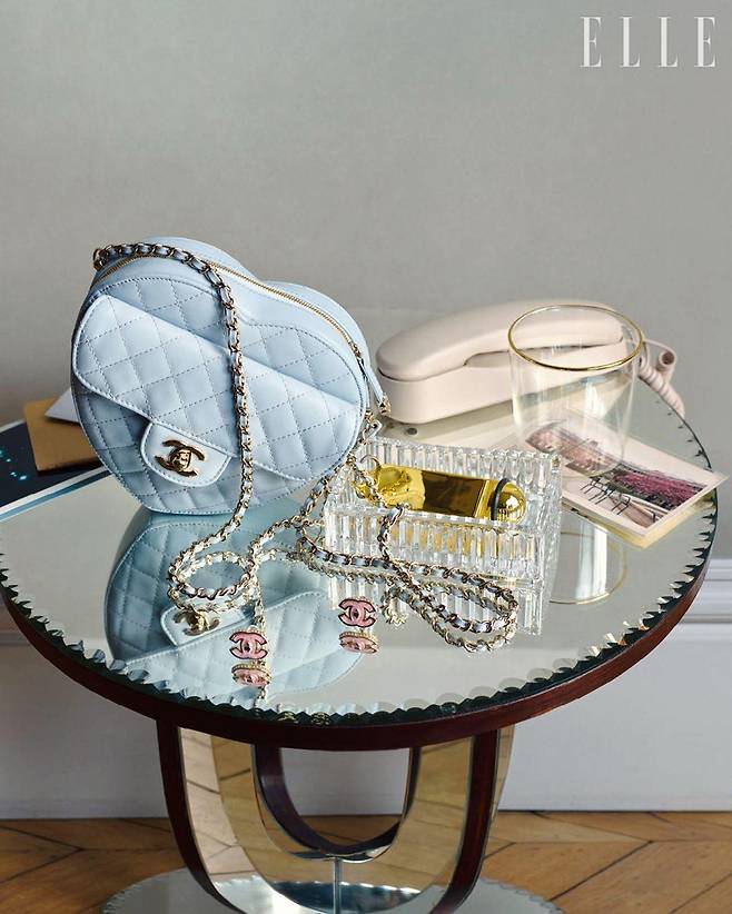 파리지엔 무드의 로맨틱한 파스텔 톤 백과 액세서리.