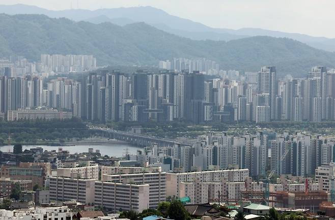 29일 오후 서울 중구 남산에서 바라본 도심 아파트 모습. 뉴시스