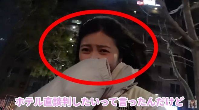 지난해 삼일절에 강원 속초로 여행을 간 일본인 여성이 예약한 호텔 측에서 일방적인 예약 취소 안내를 받았다고 주장했다. 사진은 여성이 빈방을 찾기 위해 속초고속버스터미널 인근 숙박시설 여러 곳을 돌면서 추위에 떨고 있는 모습. 유튜브 채널 ‘ふじわらのみい’ 캡처