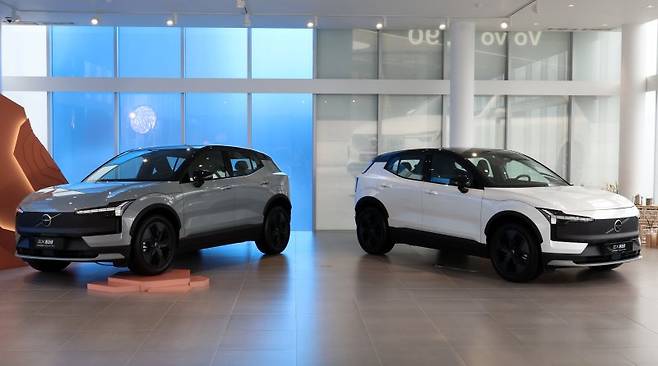 4일 오전 서울 용산구 볼보자동차 용산 전시장에서 진행된 EX30 크로스 컨트리(CC) 스닉 프리뷰 행사에 EX30 CC 차량이 전시되어 있다. 사진=뉴시스화상