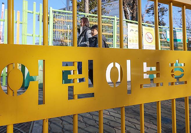 서울의 한 초등학교에서 어린이들이 등교하고 있다. 2025.2.24 (ⓒ뉴스1, 무단 전재-재배포 금지)