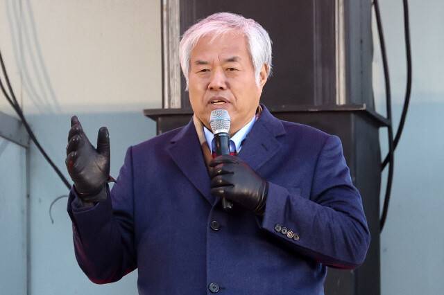 지난 2월20일 오후 서울 종로구 헌법재판소 대심판정에서 열려 인근에서 탄핵 반대 단체의 집회가 열린 가운데 전광훈 목사가 무대에서 발언하고 있다. 김영원 기자 forever@hani.co.kr