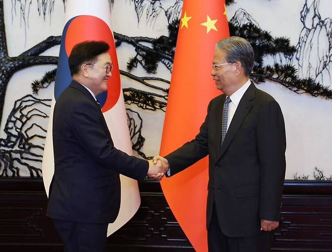 4일 중국 베이징 인민대회당에서 우원식(사진 왼쪽) 국회의장이 자오러지(사진 오른쪽) 전국인민대표대회(국회격) 상무위원장을 만나 악수를 나누고 있다. 국회 제공