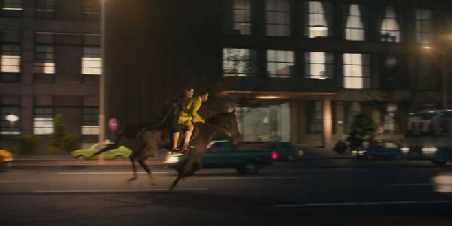 ‘애마’ 6회. 시상식장에서 성 상납을 폭로하고 붙잡힐 위기에 빠진 정희란을 말을 탄 신주애가 구출하여, 함께 광화문을 내달린다. 여성 연대와 해방감이 느껴진다. 넷플릭스 제공