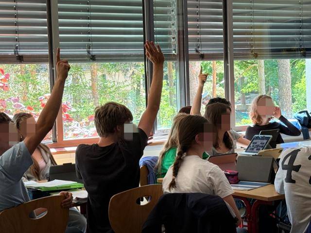 독일 브란덴부르크주에 위치한 마리퀴리 김나지움에서 10학년 학생들이 정치 과목 수업에 참여해 의견을 말하기 위해 손을 드는 모습. 이날 수업에선 미 워싱턴포스트와 독일 연방군이 촬영한 러시아-우크라이나 전쟁 보도사진의 관점을 비교·분석했다. 브란덴부르크=최은서 기자