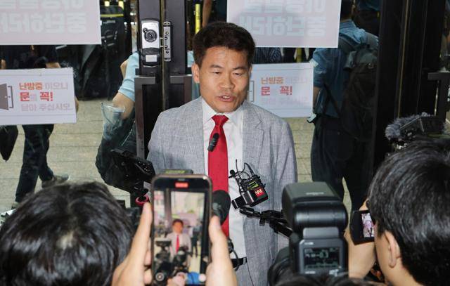 국민의힘 전당대회 합동연설회를 방해해 당 윤리위원회에 회부된 극우 유튜버 전한길씨가 지난달 14일 서울 여의도 국민의힘 중앙당사에서 열린 윤리위원회에 참석하기 전 유튜브 라이브 방송을 하고 있다. 고영권 기자