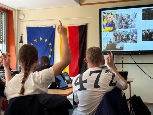 독일 브란덴부르크주 마리퀴리 김나지움의 10학년 대상 토론형 정치 수업에서 학생들이 발언을 하기 위해 손을 들고 있다. 브란덴부르크=최은서 기자