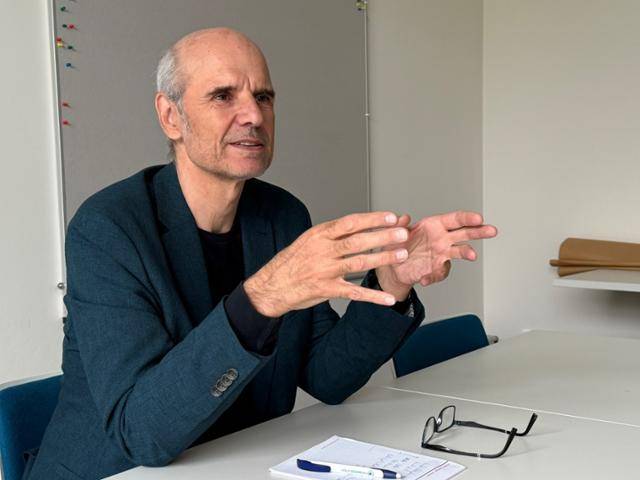 독일 베를린 주 정치교육청 사무실에서 토마스 길 정치교육청장이 한국일보와의 인터뷰에 응하고 있다. 베를린 주 정치교육청은 베를린 지역의 시민교육을 담당하는 공공기관으로, 청소년뿐만 아니라 성인을 대상으로 한 시민교육도 진행한다. 베를린= 최은서 기자