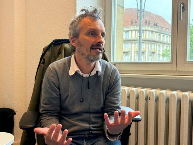 독일 베를린에 위치한 독일 교육기관 협의회(AdB) 사무실에서 게오르크 피어커 시민교육 담당 책임자가 한국일보와의 인터뷰에 응하고 있다. AdB는 독일 내 민간 교육단체 100여 개가 모인 비영리 네트워크로, 학교와의 협업이나 기관별 독자적인 프로그램을 통해 청소년 대상 시민교육을 제공한다. 베를린=최은서 기자