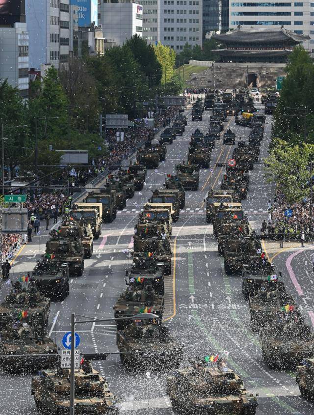 지난해 건군 76주년 국군의 날 기념행사가 열린 1일 서울 중구 세종대로에서 열린 시가행진에서 장비부대가 분열하고 있다. 박시몬 기자