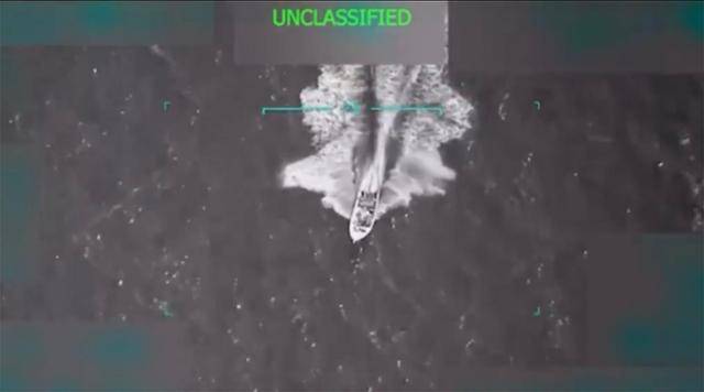 미국 국방부가 이달 2일 공개한 영상으로, 범죄단체 트렌 데 아라과(TDA) 소속 조직원 11명이 탄 고속정이 국제해역을 항해하고 있는 모습. 이날 미 해군은 이 선박을 공격했고 탑승자 11명 전원이 사망했다. UPI 연합뉴스