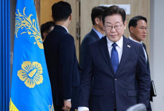 이재명 대통령이 4일 서울 용산 대통령실에서 열린 제9차 수석·보좌관 회의에 입장하고 있다. 뉴시스