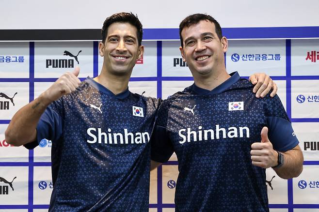 <yonhap photo-3059="">이사나예 라미레스 남자배구 국가대표팀 신임 감독(왼쪽)과 페르난도 모랄레스 여자배구 국가대표팀 신임 감독이 25일 오전 서울 송파구 올림픽파크텔에서 열린 기자회견을 마친 후 기념촬영을 하고 있다. 2024.4.25 [연합뉴스]</yonhap>