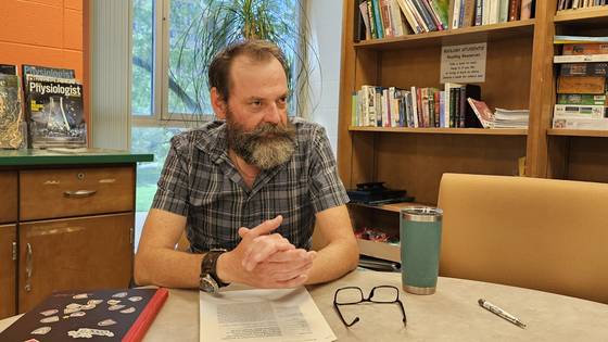 지난달 12일 오하이오주 볼링그린시 볼링그린주립대학교에서 만난 제임스 멧칼프 생명과학과 교수가 한국의 공기 중 조류독소 연구 결과들에 대한 견해를 밝히고 있다. 볼링그린=정은혜 기자