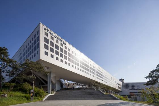 전북 전주시 효자동 전주대 스타센터 모습. 호원대와 손잡은 전주대는 올해 글로컬대학에 선정되기 위해 도서관인 스타센터를 K컬처 실습·공연장과 쇼룸(전시실) 등을 넣은 K스타디움으로 만드는 계획을 세웠지만, 신동아학원 이사회가 스타센터 기부채납 등에 반대하면서 내홍에 휩싸였다. 사진 전주대