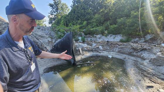 지난달 13일 오하이오주 털리도시 이리호 서부 분지 물가. 데이비드 케네디 털리도대학 의학 교수가 인근 농장 지대에서 이리호로 오염물질이 유입되는 배수구를 가리키고 있다. 털리도=정은혜 기자