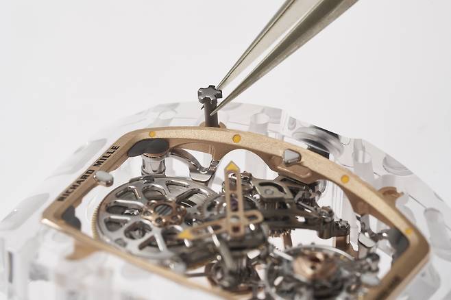 케이스 조립 과정. 사진 리차드 밀