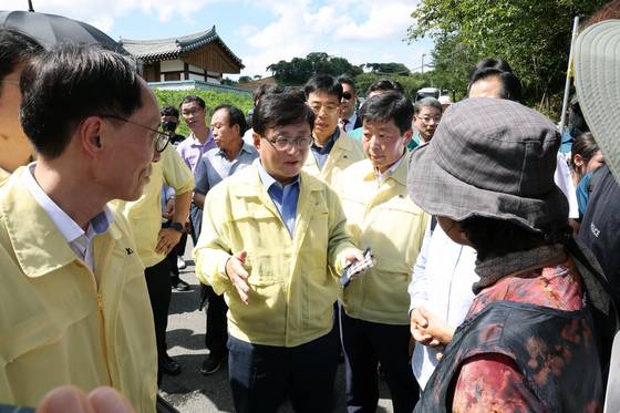 김성환 환경부 장관이 지난 8월29일 충남 청양군 지천댐 건설 후보지를 찾았다. 중앙포토