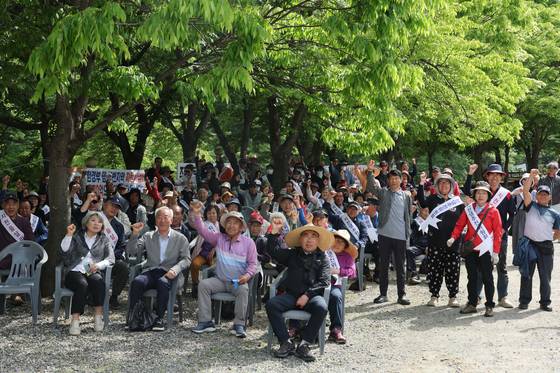 정부의 기후대응댐 후보지 가운데 하나인 충남 부여·청양의 지천댐 건설을 찬성하는 수몰 예정지역 주민 300여명이 7일 청양 지천 가치내유원지에서 집회를 열고 댐 건설을 촉구하고 있다. 연합뉴스