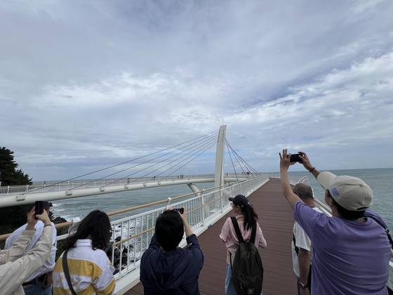 부산 달맞이고개 인근에 있는 해월전망대를 찾은 대만 관광객들 모습. [사진 부산시]