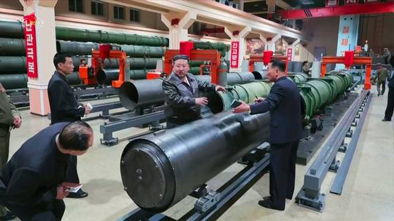 지난 5월 김정은 북한 국무위원장이 제2경제위원회 산하 중요 군수기업소들을 현지지도하며 포탄생산 및 기계공업부문 실태를 점검했다. 조선중앙TV 캡처=뉴시스