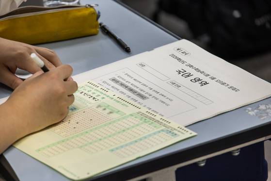 2026학년도 대학수학능력시험 6월 모의평가 시행일인 4일 서울 한 고등학교에서 3학년 학생이 OMR카드를 마킹하고 있다. 연합뉴스