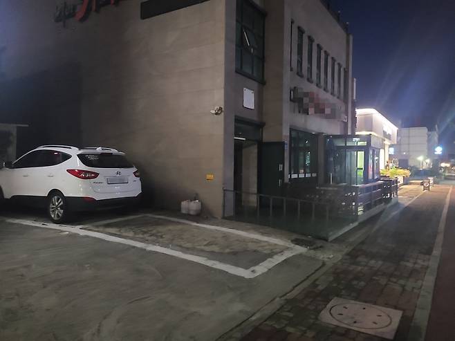 인근 상가 점포는 문을 닫은 시간이지만, 올리브영 제주세화점은 저녁 9시 30분까지 영업을 하고 있다. 인근 상인들은 “저녁 시간 올리브영을 이용하는 손님들이 화장실을 찾지 못하고 상가 건물 주변에 용변을 보고 있다”며 피해를 주장하고 있다.