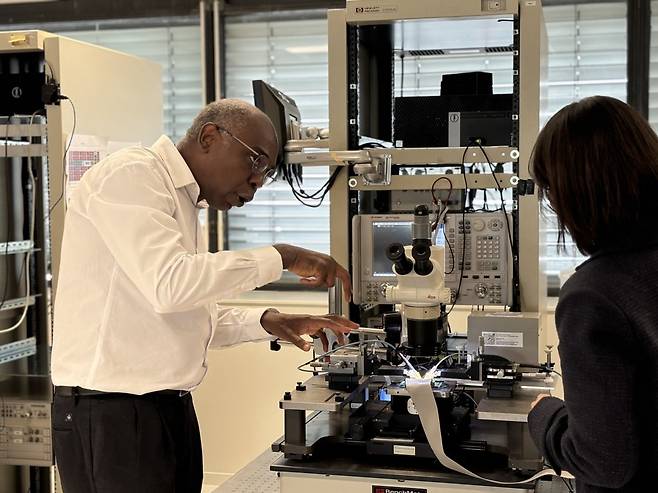 코퓌 마킨와 델프트 공대 전자공학부 학부장이 반도체 회로 현미경을 설명하고 있다. / 델프트=강경주 기자