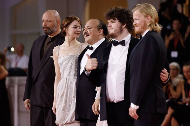 레드카펫 위에 선 영화 <부고니아> 출연자 및 제작진 / 사진. ⓒAleksander Kalka, 베니스영화제 제공. ASAC